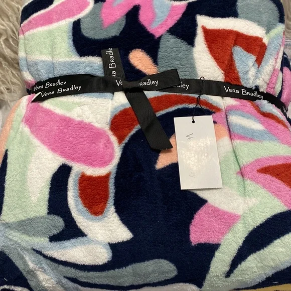 NWT! Vera Bradley throw blanket - Picture 9 of 9